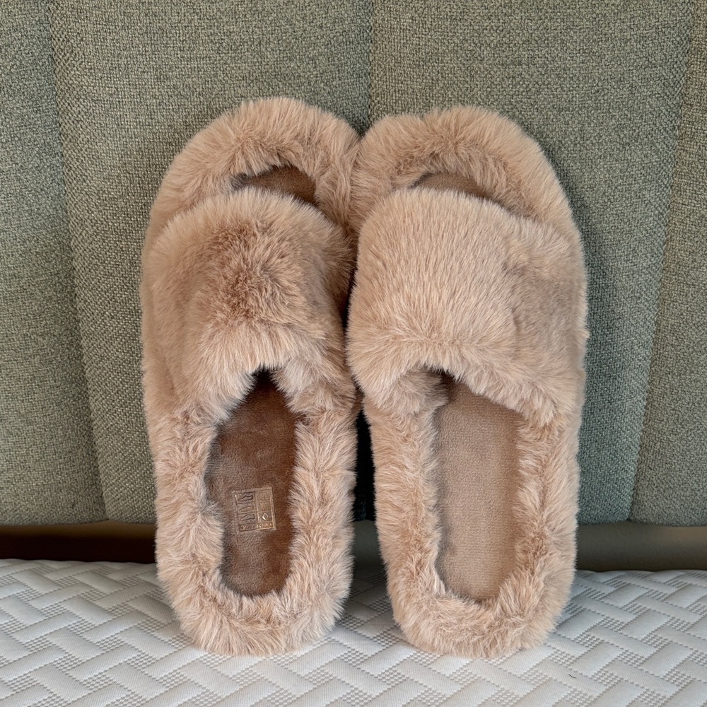Plush Tan Faux Fur Women's Slippers - Brand new